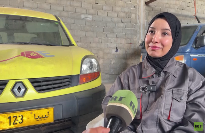 من ورشة الأب إلى ريادة الابتكار: قصة الليبية روان أبو عائشة مع محركات السيارات (فيديو)