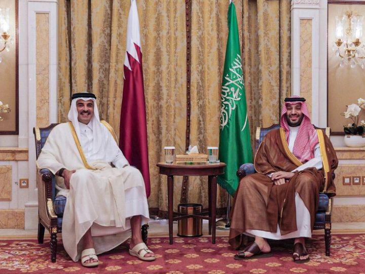 أمير قطر يبحث تطورات المنطقة في اتصالين مع ولي العهد السعودي والرئيس الإماراتي