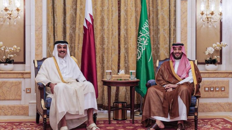 أمير قطر يبحث تطورات المنطقة في اتصالين مع ولي العهد السعودي والرئيس الإماراتي