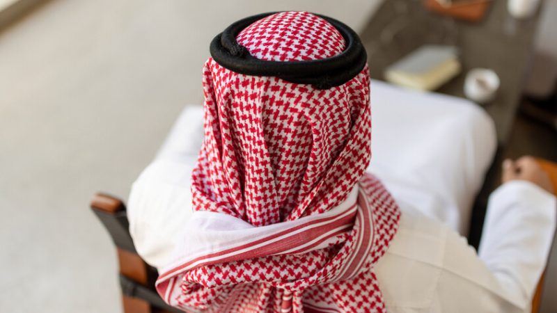 لقطات لاعتراف “الأمير السعودي المزيف” بواحدة من أخطر عمليات الاحتيال السياسي المالي في لبنان (فيديو)