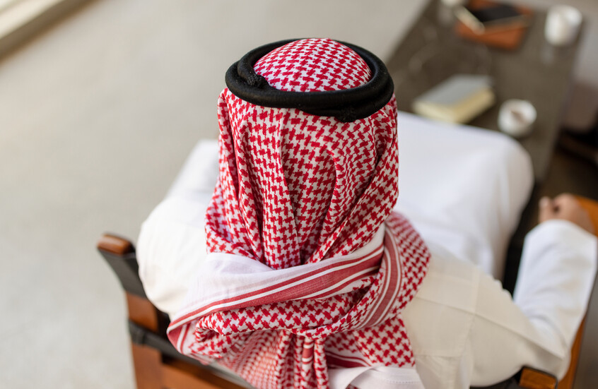 لقطات لاعتراف “الأمير السعودي المزيف” بواحدة من أخطر عمليات الاحتيال السياسي المالي في لبنان (فيديو)