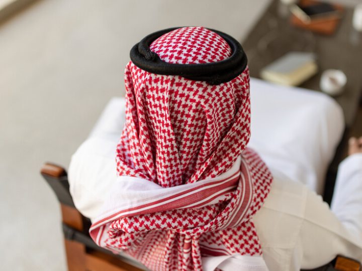 لقطات لاعتراف “الأمير السعودي المزيف” بواحدة من أخطر عمليات الاحتيال السياسي المالي في لبنان (فيديو)