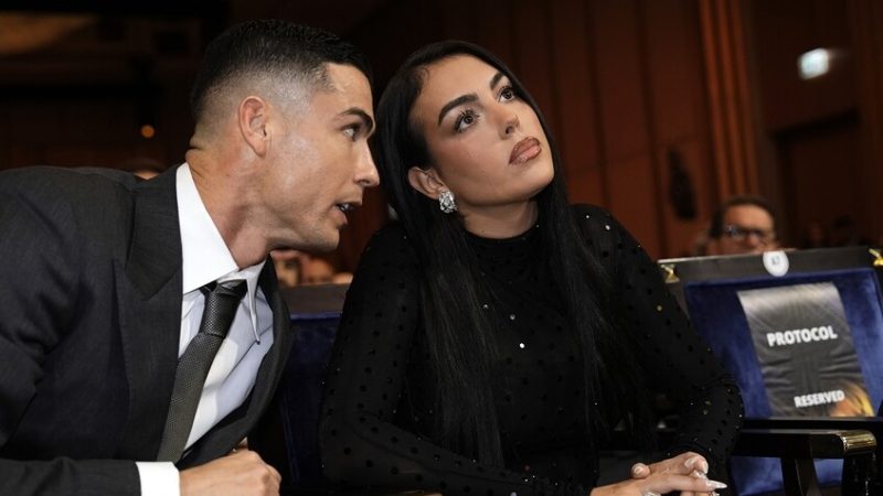 مبلغ مالي كبير.. خطيبة رونالدو تكسب قضية “تشهير” بها