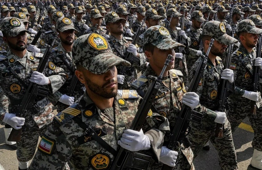 إيران تهدد بضرب القواعد الأمريكية في الشرق الأوسط ردا على أي “مغامرة”