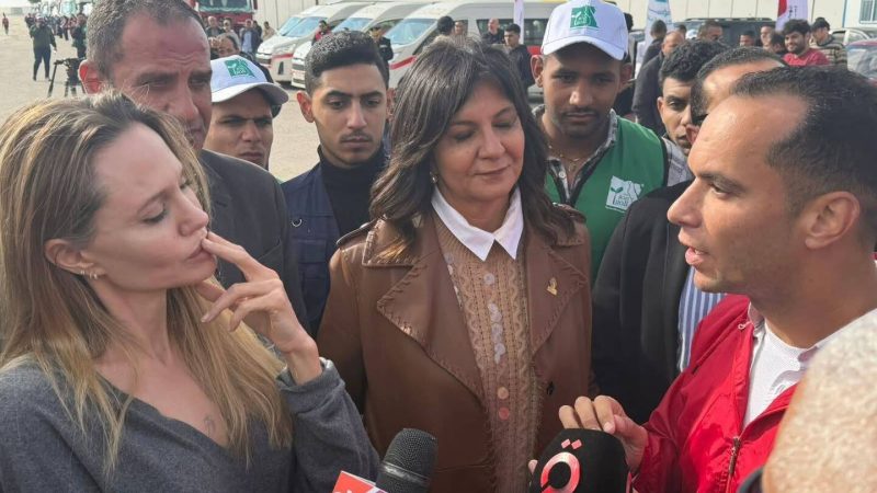 أنجلينا جولي تزور معبر رفح وتلتقي مصابين فلسطينيين وتوجه رسالة مكتوبة لسكان غزة (صور)