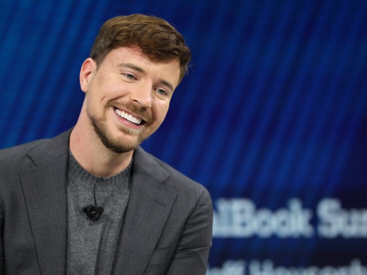 “متحمسة للفيديو”.. “مستر بيست” يعلق على صور له مع حساب إباحي ويشعل الإنترنت (صورة)