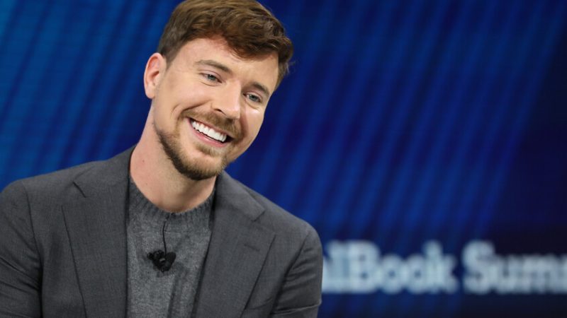 “متحمسة للفيديو”.. “مستر بيست” يعلق على صور له مع حساب إباحي ويشعل الإنترنت (صورة)