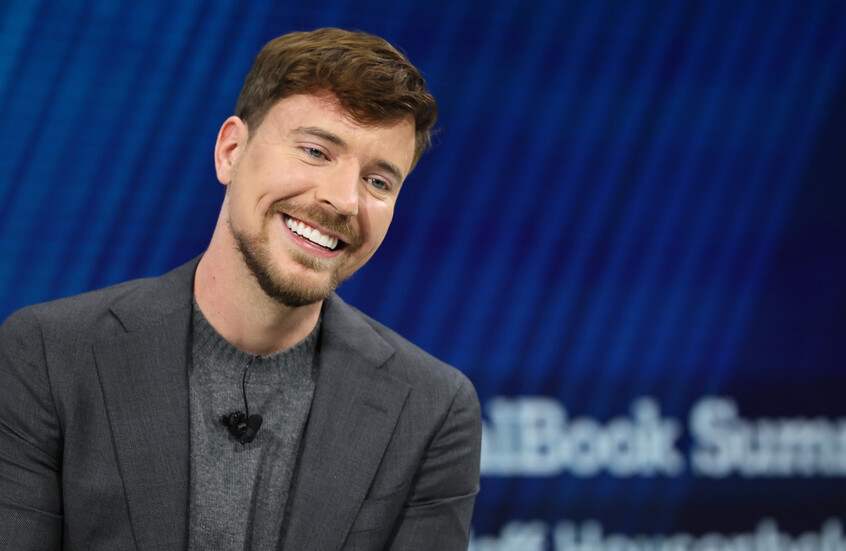 “متحمسة للفيديو”.. “مستر بيست” يعلق على صور له مع حساب إباحي ويشعل الإنترنت (صورة)