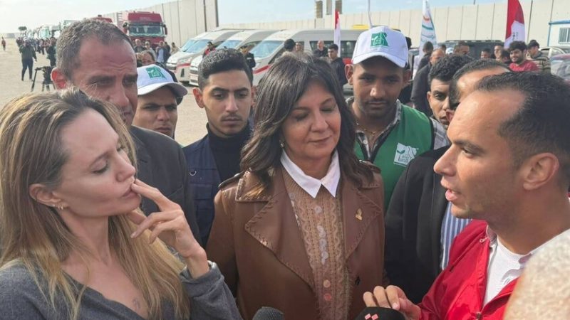 سائق مصري يوجه رسالة شجاعة لأنجلينا جولي حول غزة من أمام معبر رفح.. ماذا قال؟