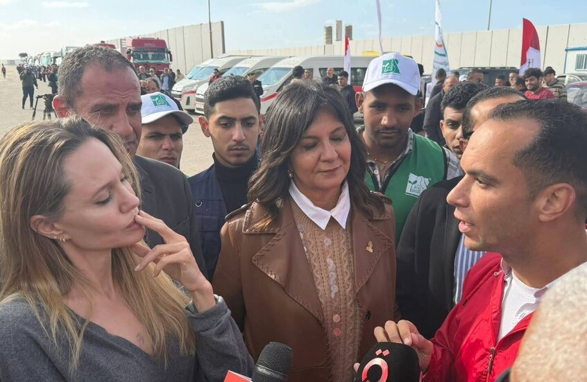 سائق مصري يوجه رسالة شجاعة لأنجلينا جولي حول غزة من أمام معبر رفح.. ماذا قال؟