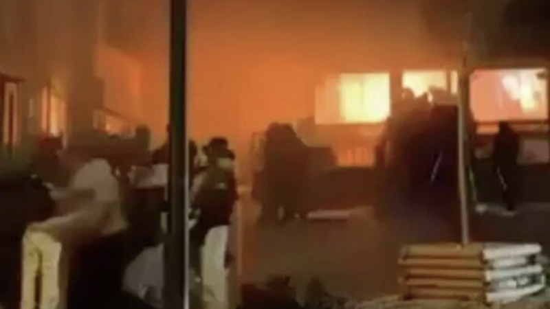 الشرطة السويسرية تفتح تحقيقا مع مديري الحانة التي شهدت حريقا أودى بحياة 40 شخصا