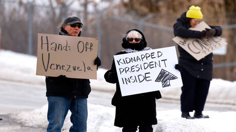 تظاهرات في نيويورك وعشرات المدن الأمريكية احتجاجا على التدخل العسكري في فنزويلا.. (فيديو)