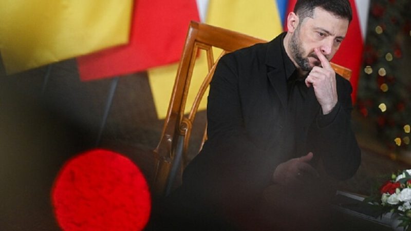 زيلينسكي خلط بين رقم 6 وكلمة جنس بالإنكليزية خلال اجتماع باريس