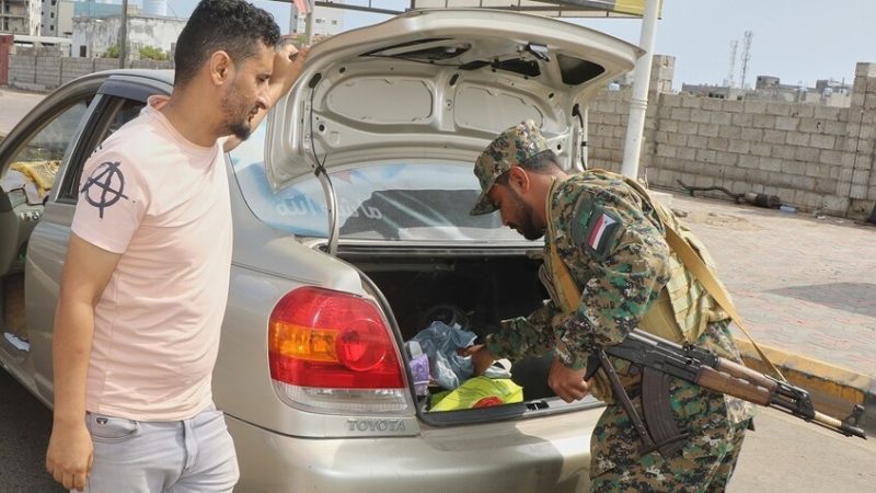 الرئاسة اليمنية تحذّر من انتهاكات الانتقالي في عدن: قيود على التنقل واعتقالات خارج القانون