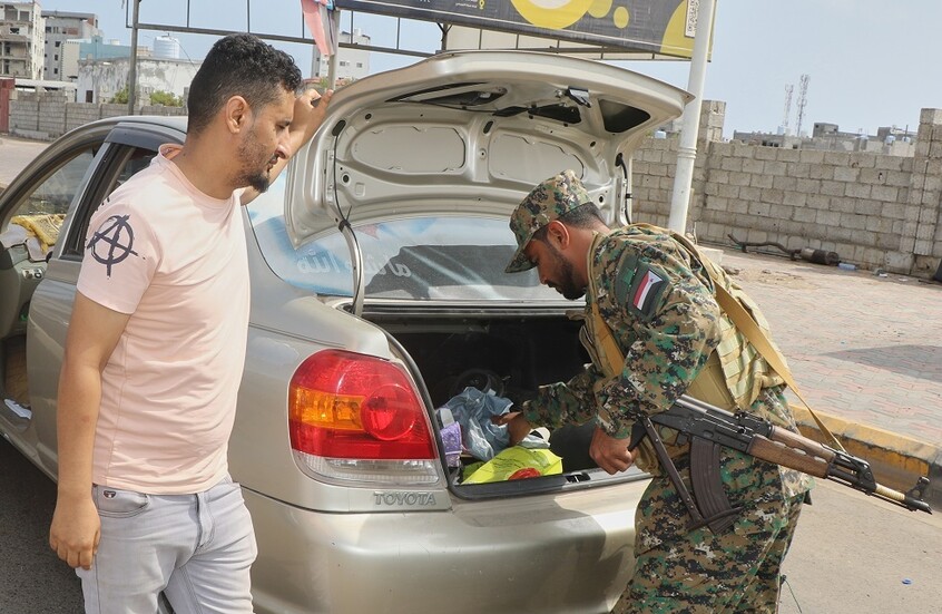 الرئاسة اليمنية تحذّر من انتهاكات الانتقالي في عدن: قيود على التنقل واعتقالات خارج القانون