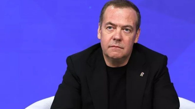 مدفيديف: تصرفات ترامب تجاه فنزويلا “غير قانونية لكن متسقة” في الدفاع عن المصالح الأمريكية