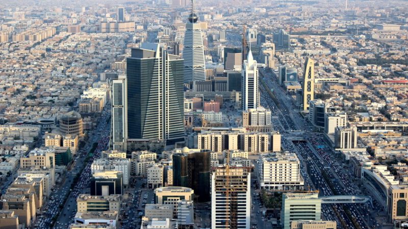 السعودية.. رفع نسب التوطين والحد الأدنى للأجور في هذه المهن