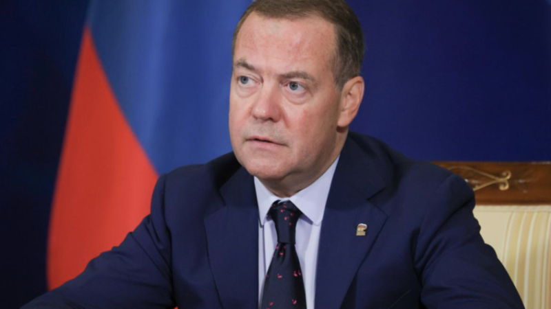 مدفيديف: الولايات المتحدة قد تكرر “العملية الفنزويلية” في أوكرانيا