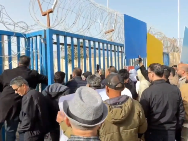 محتجون أمام مقر بعثة الأمم المتحدة في طرابلس يطالبون بانتخابات عاجلة