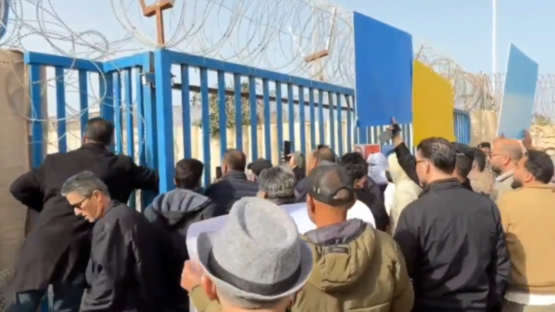 محتجون أمام مقر بعثة الأمم المتحدة في طرابلس يطالبون بانتخابات عاجلة