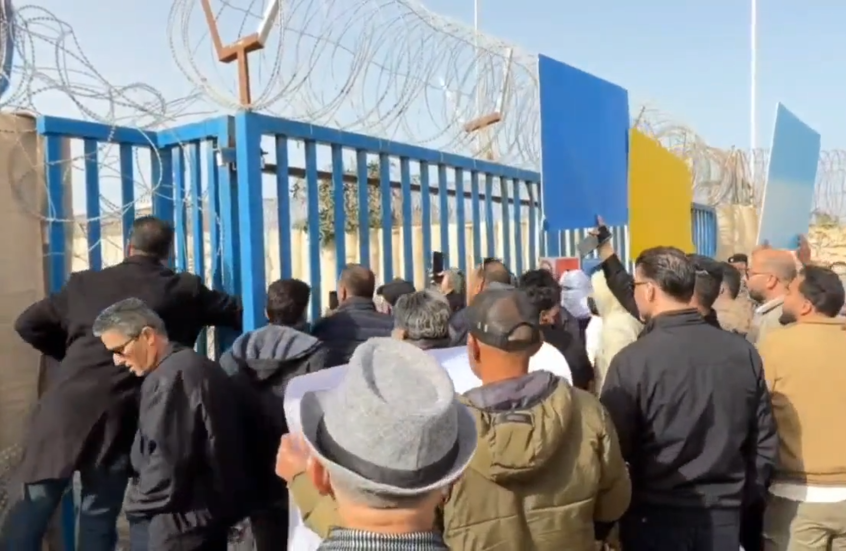 محتجون أمام مقر بعثة الأمم المتحدة في طرابلس يطالبون بانتخابات عاجلة