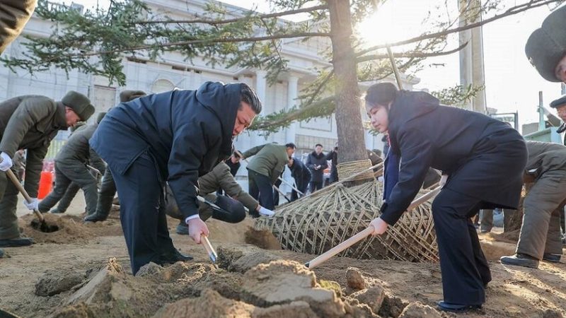 كيم يغرس شجرة في حديقة متحف جنود بلاده المشاركين في تحرير مقاطعة كورسك الروسية (صور)