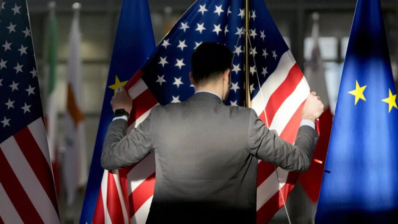 “بلومبيرغ”: أوروبا تخطط لإشراك موسكو في مفاوضات الضمانات الأمنية لأوكرانيا