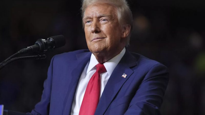 ترامب يحتفل بالمستويات القياسية للأسواق الأمريكية ويدعو للصلاة من أجل سياسته الجمركية