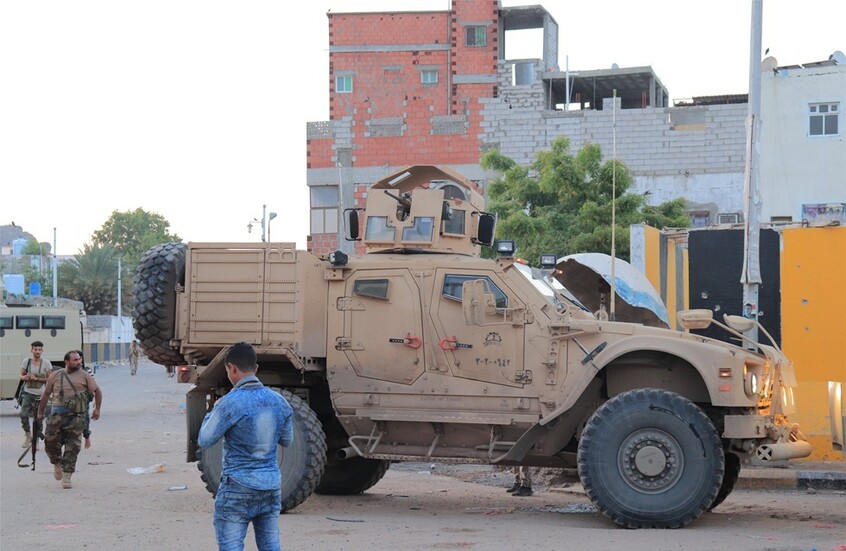 “رويترز”: استهداف مسيرات فوق قصر أقام فيه الزبيدي بمدينة عدن اليمنية