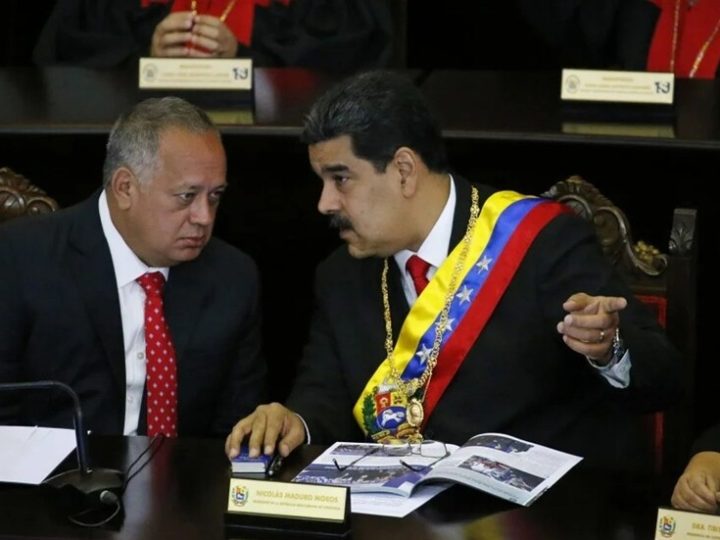 رويترز نقلا عن مصادر: وزيرا الدفاع والداخلية في فنزويلا على قائمة الأهداف الأمريكية المحتملة