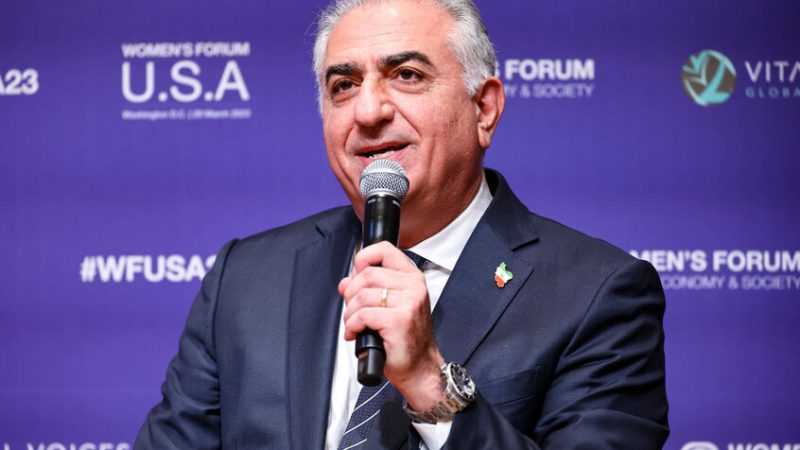 رضا بهلوي يوجه رسائل للجيش ويدعو الإيرانيين لتصعيد الهتافات خلال التظاهرات