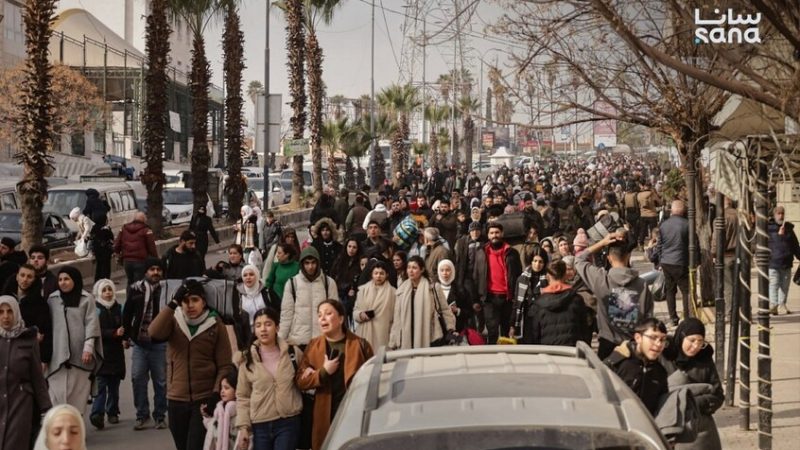 سوريا.. نزوح كبير للأهالي من أحياء في حلب والمحافظ يحذّر من الاقتراب من مواقع “قسد” (صور)