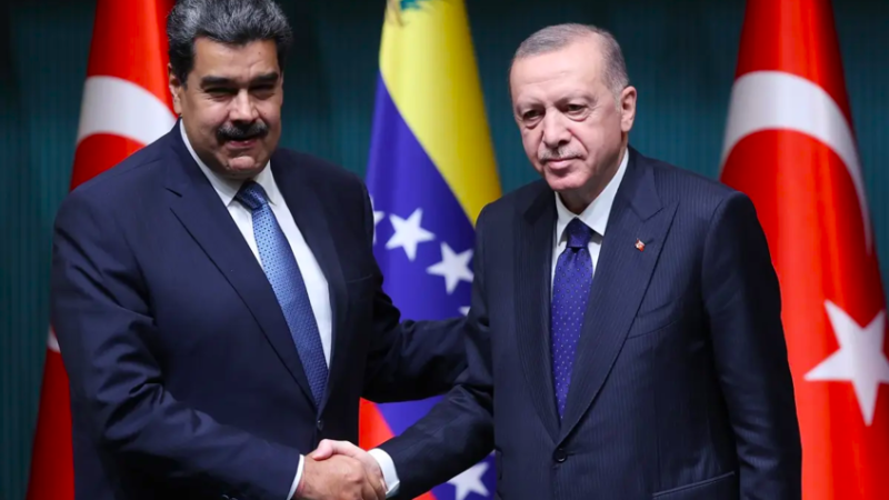 أردوغان يحسم الإشاعات حول عرض ترامب على مادورو نفيه إلى تركيا