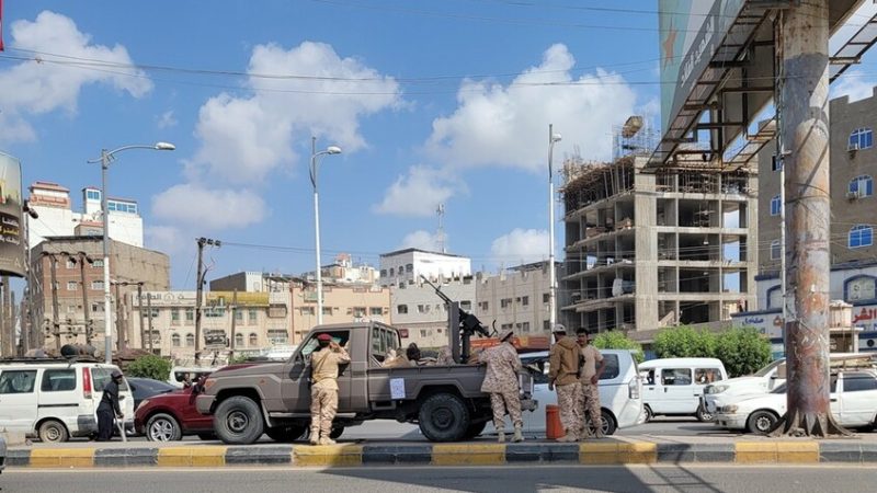 اليمن.. قرارات رئاسية تطال محافظ عدن وعددا من القيادات العسكرية البارزة