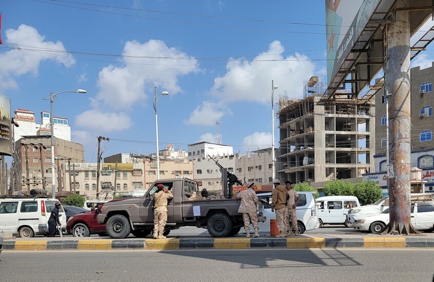اليمن.. قرارات رئاسية تطال محافظ عدن وعددا من القيادات العسكرية البارزة