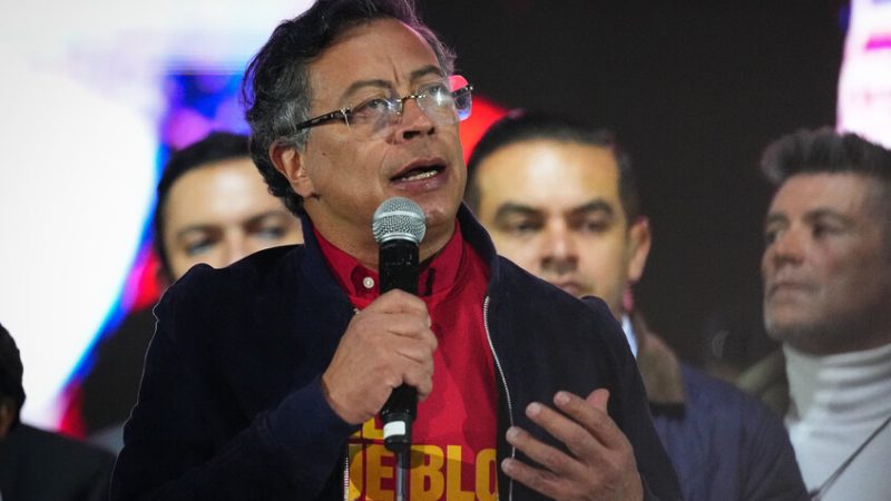 الرئيس الكولومبي “يعدل خطابه” ويكشف تفاصيل الاتصال الهاتفي مع ترامب