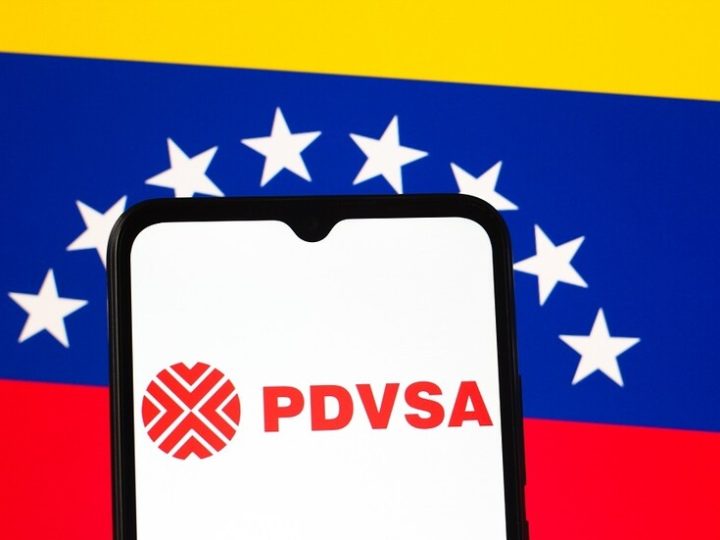 “وول ستريت جورنال”: الولايات المتحدة تعمل على خطة للسيطرة على النفط الفنزويلي لسنوات قادمة