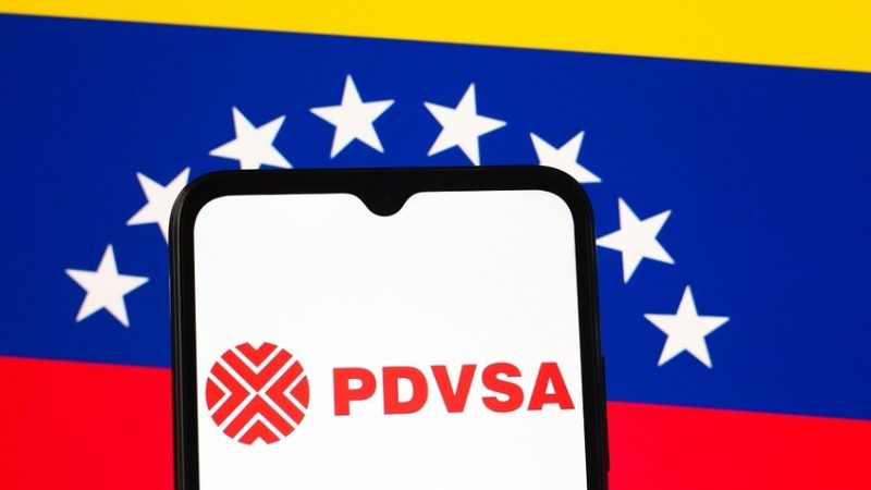 “وول ستريت جورنال”: الولايات المتحدة تعمل على خطة للسيطرة على النفط الفنزويلي لسنوات قادمة