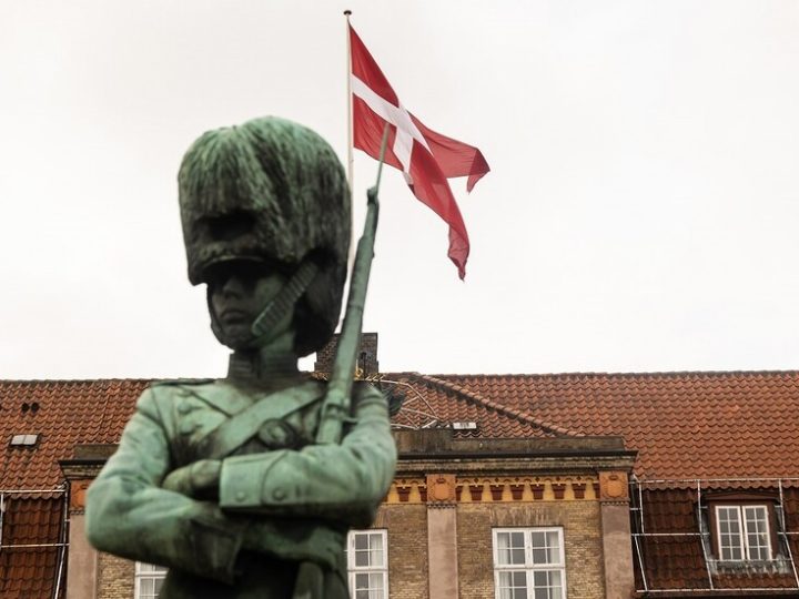 على خلفية ما يدور حول غرينلاند.. الإعلام الدنماركي يذكّر جيش البلاد بمرسوم صدر عام 1952