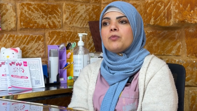 حين تتحول الرحمة إلى فكرة.. السورية حنين محمد تؤسس عالما للقطط في ليبيا