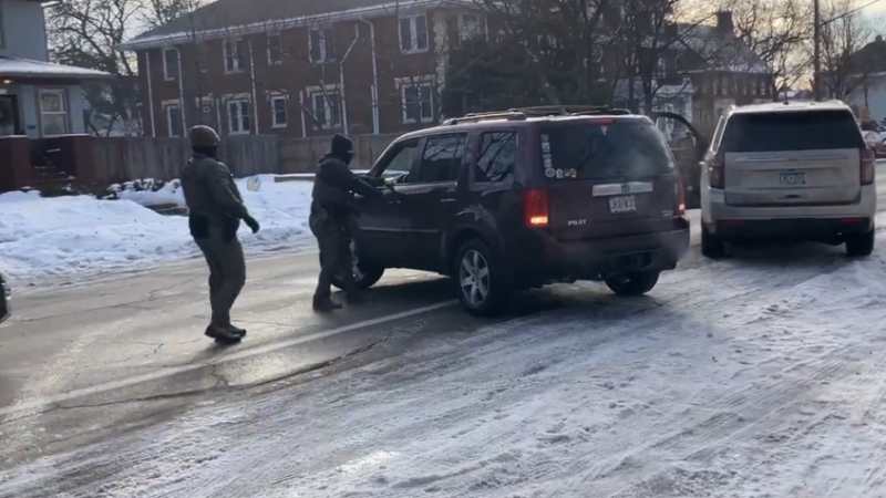 ألمانيا.. زعيم اليسار يدعو الاتحاد الأوروبي لفرض عقوبات ضد إدارة الهجرة والجمارك الأمريكية