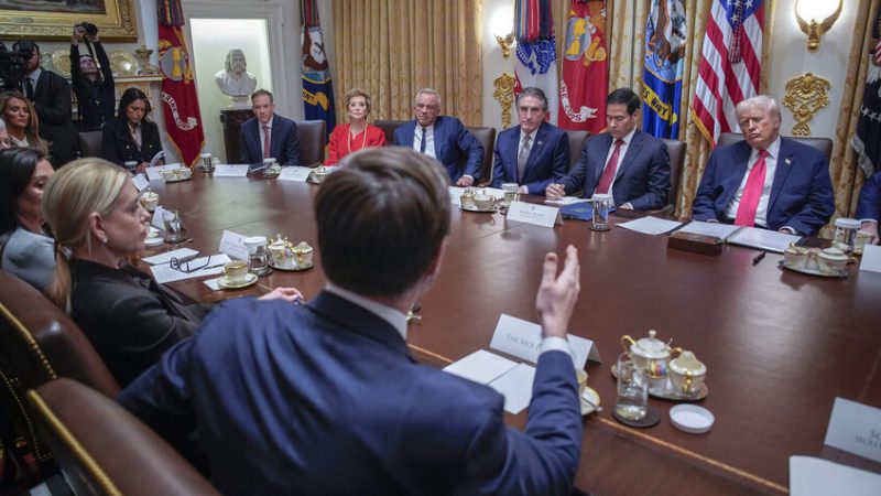 فانس ينفي التقارير عن استبعاد تولسي غابارد من محادثات فنزويلا