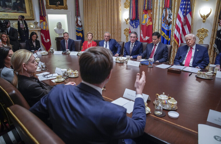 فانس ينفي التقارير عن استبعاد تولسي غابارد من محادثات فنزويلا