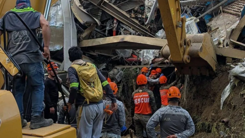 الفلبين.. النفايات تقتل شخصا وتطمر 38 آخرين!