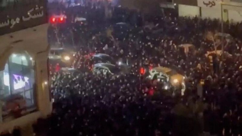 إيران.. مصرع مدع عام وعنصرين من الأمن خلال أعمال شغب واسعة النطاق في خراسان الشمالية