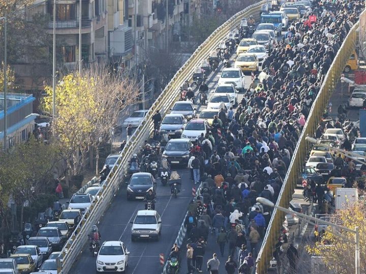 إيران.. مقتل عنصري أمن وطفلة وسط استمرار موجة الاحتجاجات