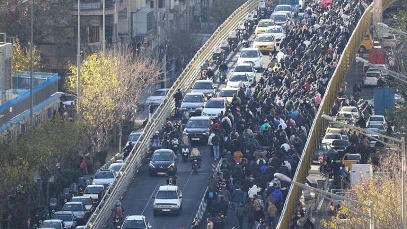 إيران.. مقتل عنصري أمن وطفلة وسط استمرار موجة الاحتجاجات