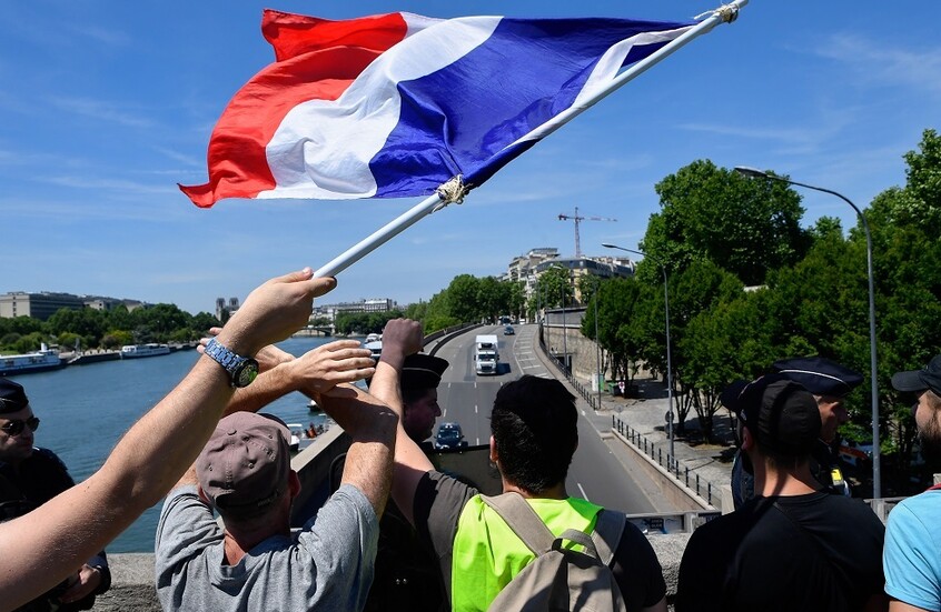 قناة: رئيس وزراء فرنسا يوعز للداخلية بالاستعداد لتنظيم انتخابات برلمانية محتملة