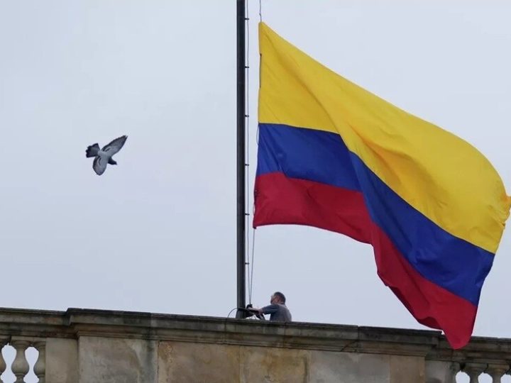 زعيم المتمردين الكولومبيين يدعو إلى تشكيل “جبهة موحدة” ضد التهديد الأمريكي