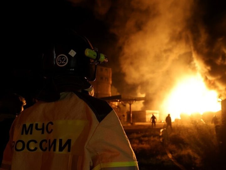 اندلاع حريق بمستودع نفط قرب فولغوغراد الروسية جراء سقوط حطام مسيرة